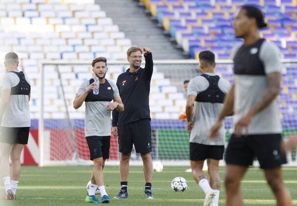 May 25, 2018 - Kiev, Ukraine - Liverpool s German manager JURGEN KLOPP (C) attends a a training session at the NSC Olimpiyskiy stadium in Kiev, Ukraine, on 25 May 2018. Real Madrid will face Liverpool FC in the UEFA Champions League final at the NSC Olimpiyskiy stadium in Kiev on 26 May 2018. Real Madrid vs Liverpool FC - ZUMAg194 20180525_zap_g194_019 Copyright: xSergxGlovnyx