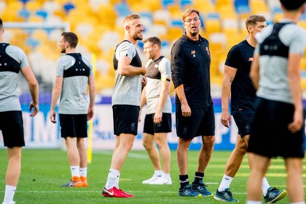 180525 Jürgen Klopp, head coach of Liverpool, and Jordan Henderson during a training session on May 25, 2018 in Kyiv. Photo: Vegard Wivestad Gr¿tt BILDBYRN kod VG 170176 Copyright: VEGARDxWIVESTADxGR¯TT BB180525BB043