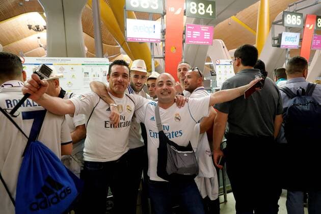 Real Madrid fans are seen at Barajas airport in Madrid, Spain, 25 May 2018, before boarding a plane to Kiev in order to see the Champions League final between Real Madrid vs Liverpool. Real Madrid fans travel to Kiev !ACHTUNG: NUR REDAKTIONELLE NUTZUNG!  Copyright: xJuanJoxMartínx GRAF5817 20180525-636628736161374752