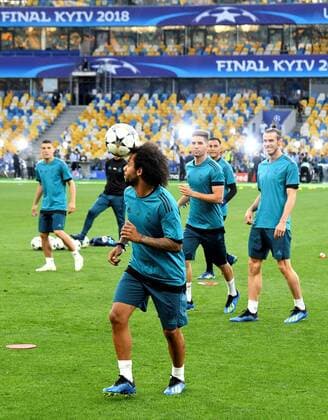 Real Madrid Brazilian left-back Marcelo (C), Welsh forward Gareth Bale (R), and Croatian midfielder Mateo Kovacic (L) attend a team training session at the NSC Olimpiyskiy stadium in Kiev, Ukraine, 25 May 2018. Real Madrid will face Liverpool FC in the Champions League final at the NSC Olimpiyskiy stadium in Kiev on 26 May 2018. Real Madrid training session !ACHTUNG: NUR REDAKTIONELLE NUTZUNG!  Copyright: xMykolaxTysx GRAF5850 20180525-636628744253403601