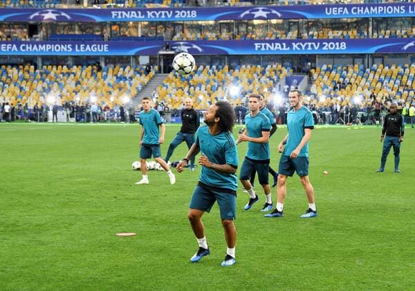Real Madrid Brazilian left-back Marcelo (C), Welsh forward Gareth Bale (R), and Croatian midfielder Mateo Kovacic (L) attend a team training session at the NSC Olimpiyskiy stadium in Kiev, Ukraine, 25 May 2018. Real Madrid will face Liverpool FC in the Champions League final at the NSC Olimpiyskiy stadium in Kiev on 26 May 2018. Real Madrid training session !ACHTUNG: NUR REDAKTIONELLE NUTZUNG!  Copyright: xMykolaxTysx GRAF5852 20180525-636628757595258724