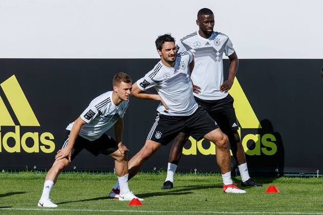Themen der Woche - SPORT KW21 Bilder des Tages - SPORT Eppan, Italy, 25.05.2018, DFB Trainingslager Nationalmannschaft, Joshua Kimmich (GER), Mats Hummels (GER) und Antonio Ruediger (GER) in Aktion ( DeFodi507
