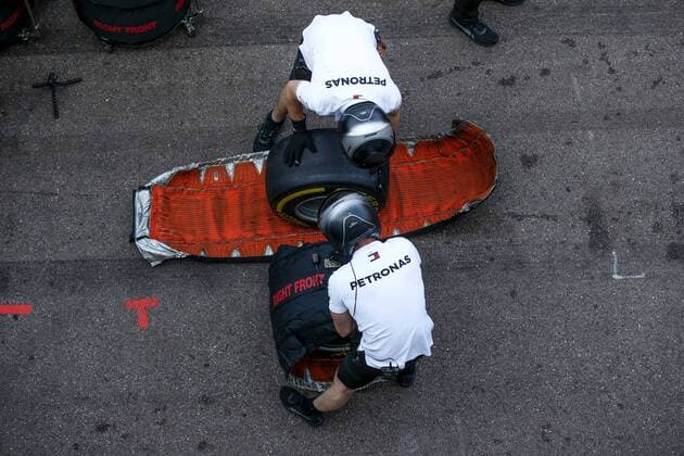 Motorsports: FIA Formula One World Championship WM Weltmeisterschaft 2018, Grand Prix of Monaco, Mechanic of Mercedes AMG Petronas Motorsport during pit stop training Monte Carlo Monaco