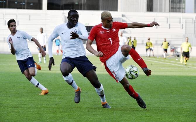 25.05.2018 Biel Tissot Arena . Fussball Herren U21 U 21 Testspiel Saison 2017 2018 Schweiz-Frankreich.Bild zeigt re. Marvin Spielmann (SUI) gegen Mouctar Diakhaby (FRA( Aktion Zweikampf