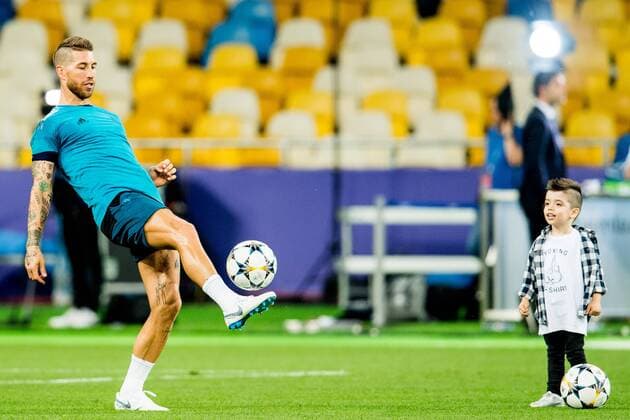 180525 Sergio Ramos of Real Madrid with his son during a training session on May 25, 2018 in Kyiv. Photo: Vegard Wivestad Gr¿tt BILDBYRN kod VG 170177 Copyright: VEGARDxWIVESTADxGR¯TT BB180525BB315