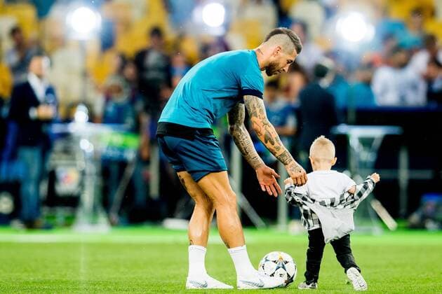 180525 Sergio Ramos of Real Madrid with his son during a training session on May 25, 2018 in Kyiv. Photo: Vegard Wivestad Gr¿tt BILDBYRN kod VG 170177 Copyright: VEGARDxWIVESTADxGR¯TT BB180525BB317