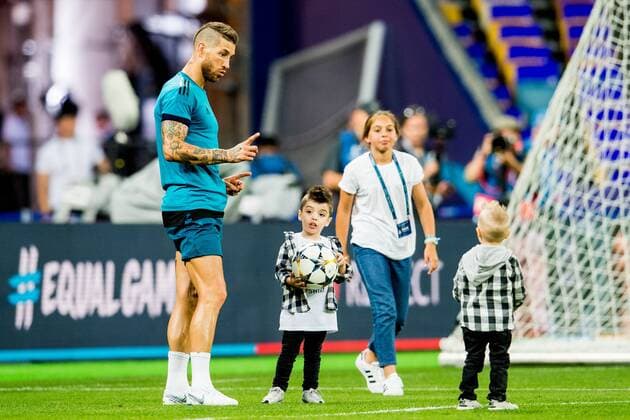 180525 Sergio Ramos of Real Madrid with his sons during a training session on May 25, 2018 in Kyiv. Photo: Vegard Wivestad Gr¿tt BILDBYRN kod VG 170177 Copyright: VEGARDxWIVESTADxGR¯TT BB180525BB319