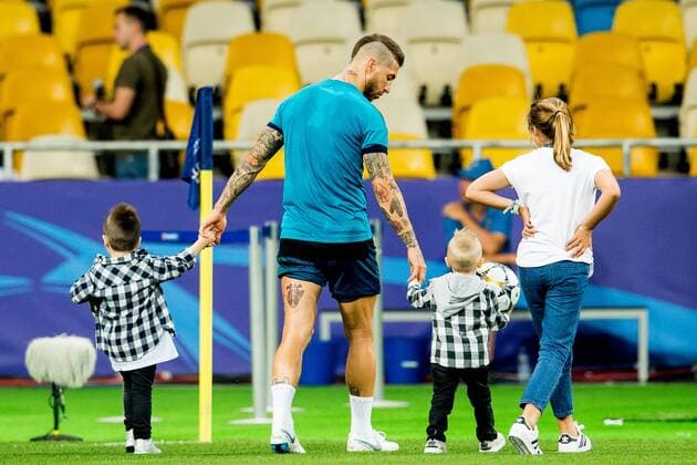 180525 Sergio Ramos of Real Madrid with his sons during a training session on May 25, 2018 in Kyiv. Photo: Vegard Wivestad Gr¿tt BILDBYRN kod VG 170177 Copyright: VEGARDxWIVESTADxGR¯TT BB180525BB320