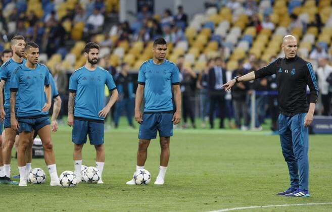 May 25, 2018 - Kiev, Ukraine - Real Madrid s head coach Zinedine Zidane (R) attends a training session at the Olimpiyskiy Stadium in Kiev, Ukraine, 25 May 2018.The 2018 UEFA Champions League Cup final football match between Real Madrid and Liverpool FC will held on May 26 at the Olimpiyskiy Stadium. Real Madrid v Liverpool - UEFA Champions League Final  - ZUMAn230 20180525_zaa_n230_1503 Copyright: xStrx