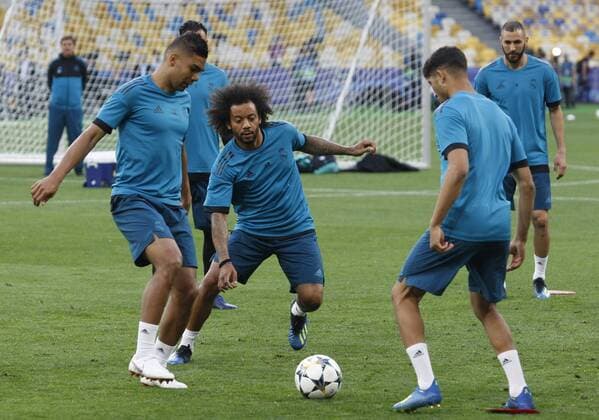 May 25, 2018 - Kiev, Ukraine - Real Madrid s Marcelo (C) attends a training session at the Olimpiyskiy Stadium in Kiev, Ukraine, 25 May 2018.The 2018 UEFA Champions League Cup final football match between Real Madrid and Liverpool FC will held on May 26 at the Olimpiyskiy Stadium. Real Madrid v Liverpool - UEFA Champions League Final  - ZUMAn230 20180525_zaa_n230_1513 Copyright: xStrx