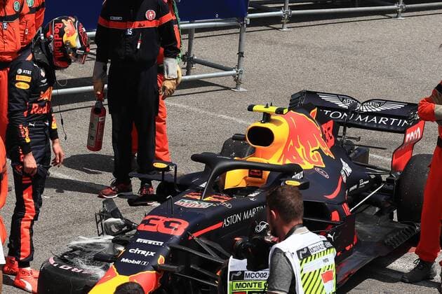 26th May 2018, Circuit de Monaco, Monaco, Monte Carlo; Monaco Formula 1 Grand Prix, Saturday qualifying; Aston Martin Red Bull Racing TAG Heuer, Max Verstappen crashes on exit of Swimming Pool and inspects the front right damage  ActionPlus12028816 Octane