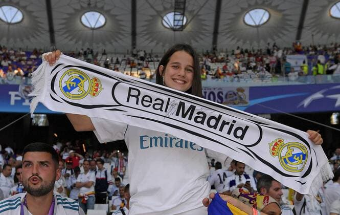 26.05.2018, Fussball UEFA Championsleague Finale 2018, Real Madrid - FC Liverpool, im Olympiastadion Kiew (Ukraine). Madrilenin mit Fanschal
