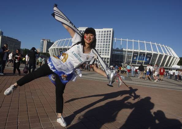May 26, 2018 - Kiev, Ukraine - Footballl fans pose for a photo in front of the NSC Olimpiyskiy stadium in Kiev, Ukraine, 26 May 2018. Real Madrid will face Liverpool FC in the UEFA Champions League final at the NSC Olimpiyskiy stadium on 26 May 2018. Real Madrid vs Liverpool FC, UEFA Champions League final - ZUMAg194 20180526_zap_g194_009 Copyright: xSergxGlovnyx
