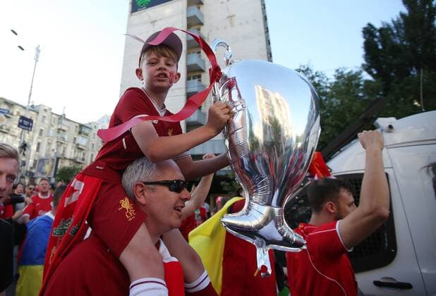 Fußball, CL-Finale, Fans vor dem Spiel Liverpool fans make their way to the stadium during the UEFA Champions League Final match at the NSK Olimpiyskiy Stadium, Kiev. Picture date 26th May 2018. Picture credit should read: David Klein Sportimage EDITORIAL USE ONLY. No use with unauthorised audio, video, data, fixture lists, club league logos or live services. Online in-match use limited to 120 images, no video emulation. No use in betting, games or single club league player publications.