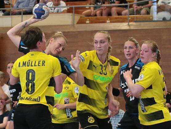 26.05.2018, Deutschland, Bietigheim, Handball Bundesliga Frauen 26. Spieltag Saison 2017 2018 SG BBM Bietigheim vs. Borussia Dortmund: v.l. Anne Müller (BVB), Antje Lauenroth (BBM), Nadja Mansson (BVB)