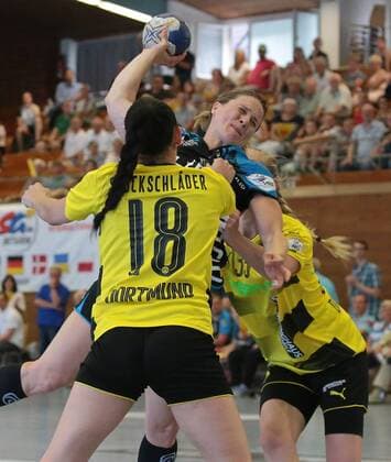 26.05.2018, Deutschland, Bietigheim, Handball Bundesliga Frauen 26. Spieltag Saison 2017 2018 SG BBM Bietigheim vs. Borussia Dortmund: v.l. Johanna Stockschläder (BVB), Anna Loerper (BBM), Nadja Mansson (BVB)