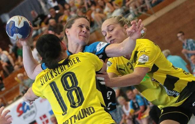 26.05.2018, Deutschland, Bietigheim, Handball Bundesliga Frauen 26. Spieltag Saison 2017 2018 SG BBM Bietigheim vs. Borussia Dortmund: v.l. Johanna Stockschläder (BVB), Anna Loerper (BBM), Nadja Mansson (BVB)