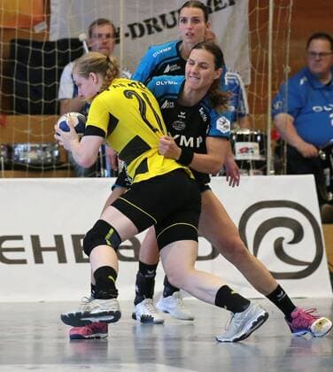 26.05.2018, Deutschland, Bietigheim, Handball Bundesliga Frauen 26. Spieltag Saison 2017 2018 SG BBM Bietigheim vs. Borussia Dortmund: v.l. Harma van Kreij (BVB), Carolina Kudlacz-Gloc (BBM)