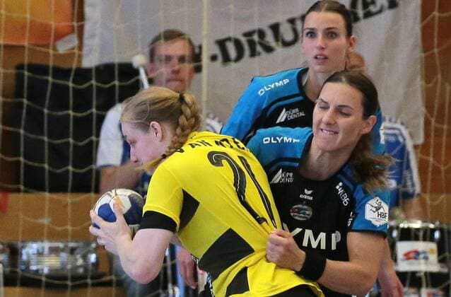 26.05.2018, Deutschland, Bietigheim, Handball Bundesliga Frauen 26. Spieltag Saison 2017 2018 SG BBM Bietigheim vs. Borussia Dortmund: v.l. Harma van Kreij (BVB), Carolina Kudlacz-Gloc (BBM)