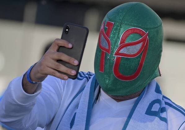 Fußball, CL-Finale, Fans vor dem Spiel 26.05.2018, Fussball UEFA Championsleague Finale 2018, Real Madrid - FC Liverpool, im Olympiastadion Kiew (Ukraine). Madrid Fan mit Maske