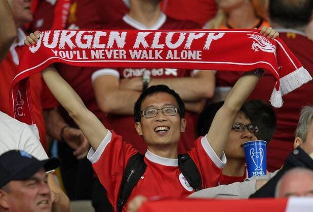 Fußball, CL-Finale, Fans vor dem Spiel 26.05.2018, Fussball UEFA Championsleague Finale 2018, Real Madrid - FC Liverpool, im Olympiastadion Kiew (Ukraine). Liverpool Fan mit Schal