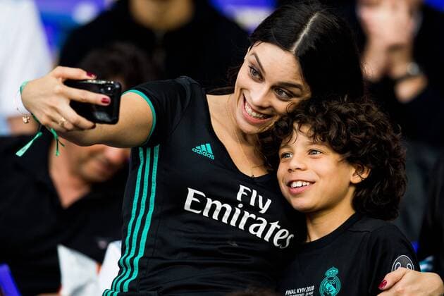 180526 Clarisse Alves, wife, and Enzo Alves Vieira, son, of Real Madrid player Marcelo (not pictured), in the stands ahead of the UEFA Champions League final between Real Madrid and Liverpool on May 26, 2018 in Kyiv. Photo: Vegard Wivestad Gr¿tt BILDBYRN kod VG 170178 Copyright: VEGARDxWIVESTADxGR¯TT BB180526BB667
