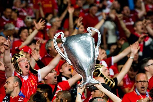 Fußball, CL-Finale, Fans vor dem Spiel 180526 Supporters of Liverpool with a trophy replica ahead of the UEFA Champions League final between Real Madrid and Liverpool on May 26, 2018 in Kyiv. Photo: Vegard Wivestad Grott BILDBYRAN kod VG 170178 Copyright: VEGARDxWIVESTADxGRoTT BB180526BB812