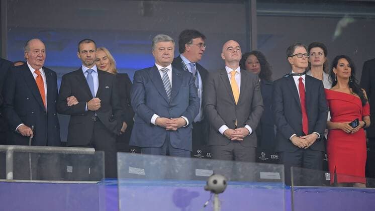 Fußball, CL Finale, Real Madrid - FC Liverpool 26.05.2018, Fussball UEFA Championsleague Finale 2018, Real Madrid - FC Liverpool, im Olympiastadion Kiew (Ukraine). ehemalige spanische König Juan Carlos (li.) am Arm von UEFA Präsident Aleksander Ceferin (2v.l.) , FIFA Präsident Gianni Infantino (3v.r.)