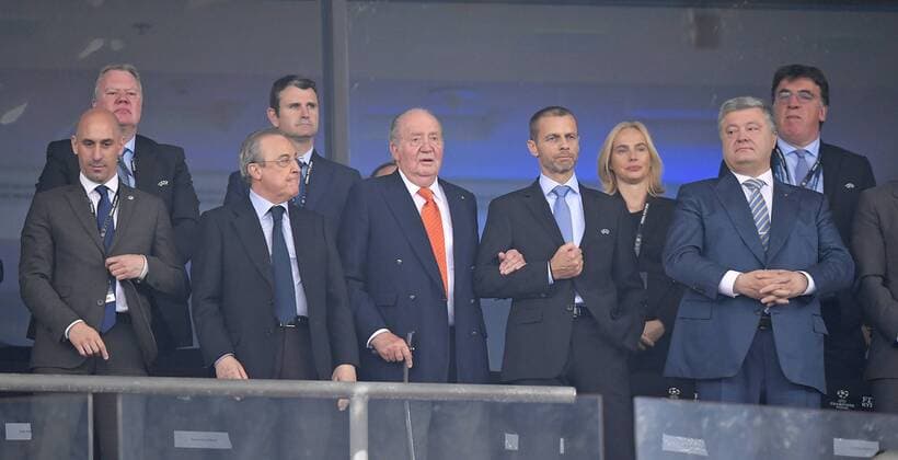 Fußball, CL Finale, Real Madrid - FC Liverpool 26.05.2018, Fussball UEFA Championsleague Finale 2018, Real Madrid - FC Liverpool, im Olympiastadion Kiew (Ukraine). ehemalige spanische König Juan Carlos (3vl.) am Arm von UEFA Präsident Aleksander Ceferin (4vr.)