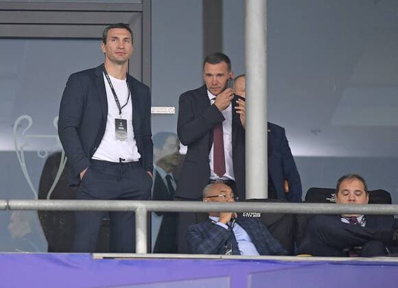 Fußball, CL Finale, Real Madrid - FC Liverpool 26.05.2018, Fussball UEFA Championsleague Finale 2018, Real Madrid - FC Liverpool, im Olympiastadion Kiew (Ukraine). v.l. Vitali Klitschko und Andrij Schewtschenko