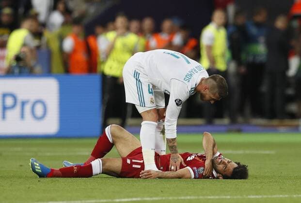 Fußball, CL Finale, Verletzung Mohamed Salah Mohamed Salah of Liverpool holds his shoulder following a tussle with Sergio Ramos of Real Madrid during the UEFA Champions League Final match at the NSK Olimpiyskiy Stadium, Kiev. Picture date 26th May 2018. Picture credit should read: David Klein Sportimage EDITORIAL USE ONLY. No use with unauthorised audio, video, data, fixture lists, club league logos or live services. Online in-match use limited to 120 images, no video emulation. No use in betting, games or single club league player publications.