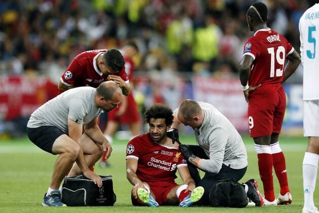 Fußball, CL Finale, Verletzung Mohamed Salah (L-R) Mohamed Salah of Liverpool FC during the UEFA Champions League final between Real Madrid and Liverpool on May 26, 2018 at NSC Olimpiyskiy Stadium in Kyiv, Ukraine UEFA Champions League 2017 2018 xVIxVIxImagesx xMauricexvanxSteenxIVx 11042392
