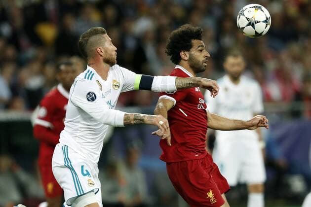 Fußball, CL Finale, Verletzung Mohamed Salah (L-R) Sergio Ramos of Real Madrid, Mohamed Salah of Liverpool FC during the UEFA Champions League final between Real Madrid and Liverpool on May 26, 2018 at NSC Olimpiyskiy Stadium in Kyiv, Ukraine UEFA Champions League 2017 2018 xVIxVIxImagesx xMauricexvanxSteenxIVx 11042533