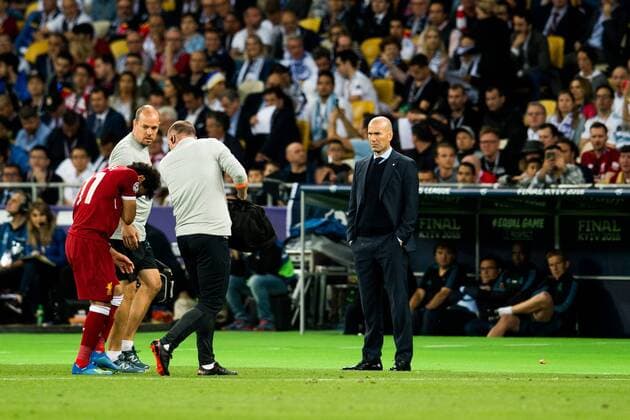 Fußball, CL Finale, Real Madrid - FC Liverpool 180526 Mohamed Salah of Liverpool with an injury and Zinedine Zidane, head coach of Real Madrid, during the UEFA Champions League final between Real Madrid and Liverpool on May 26, 2018 in Kyiv. Photo: Vegard Wivestad Grott BILDBYRAN kod VG 170178 Copyright: VEGARDxWIVESTADxGRoTT BB180526ZF004