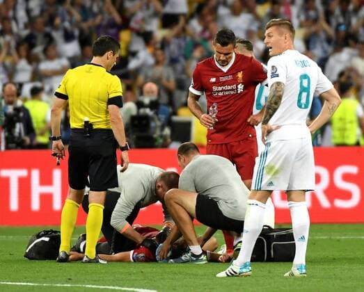 Fußball, CL Finale, Real Madrid - FC Liverpool Liverpool s Mohamed Salah (C) receives medical assistance before being substituted during the UEFA Champions League final between Real Madrid and Liverpool FC at the NSC Olimpiyskiy stadium in Kiev, Ukraine, 26 May 2018. UCL Final 2018 - Real Madrid vs Liverpool FC !ACHTUNG: NUR REDAKTIONELLE NUTZUNG!  Copyright: xMykolaxTysx RML01 20180526-636629664826387120