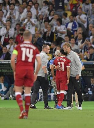 Fußball, CL Finale, Real Madrid - FC Liverpool 26.05.2018, Fussball UEFA Championsleague Finale 2018, Real Madrid - FC Liverpool, im Olympiastadion Kiew (Ukraine). Mohamed Salah (mi., FC Liverpool) muss verletzt vom Platz und wird von Trainer Jürgen Klopp (re., FC Liverpool) getröstet