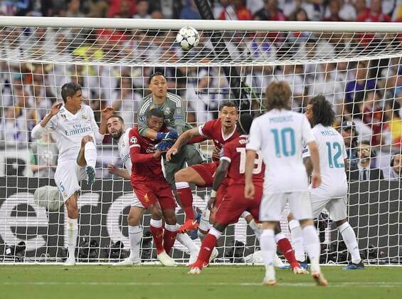 Fußball, CL Finale, Real Madrid - FC Liverpool 26.05.2018, Fussball UEFA Championsleague Finale 2018, Real Madrid - FC Liverpool, im Olympiastadion Kiew (Ukraine). Torwart Keylor Navas (mi., Real Madrid) kann vor Georginio Wijnaldum (mi. li., FC Liverpool) und Nacho Fernandez (mi.re, Real Madrid) klären