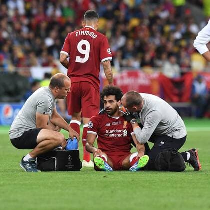 Fußball, CL Finale, Real Madrid - FC Liverpool Fußball Champions League Finale Real Madrid - FC Liverpool am 26.05.2018 im Olympiastadion in Kiew Mohamed Salah ( Liverpool ) verletzt am Boden