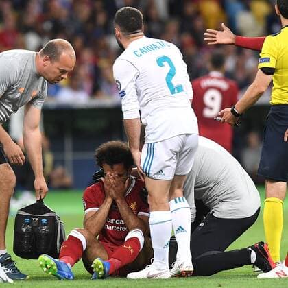 Fußball, CL Finale, Real Madrid - FC Liverpool Fußball Champions League Finale Real Madrid - FC Liverpool am 26.05.2018 im Olympiastadion in Kiew Mohamed Salah ( Liverpool ) verletzt am Boden