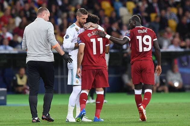 Fußball, CL Finale, Real Madrid - FC Liverpool Fußball Champions League Finale Real Madrid - FC Liverpool am 26.05.2018 im Olympiastadion in Kiew Mohamed Salah ( Liverpool ) muss verletzt das Spielfeld verlassen