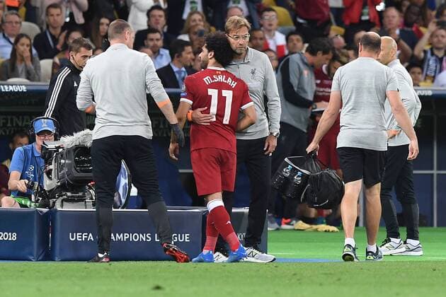 Fußball, CL Finale, Real Madrid - FC Liverpool Fußball Champions League Finale Real Madrid - FC Liverpool am 26.05.2018 im Olympiastadion in Kiew Mohamed Salah ( Liverpool ) muss verletzt das Spielfeld verlassen