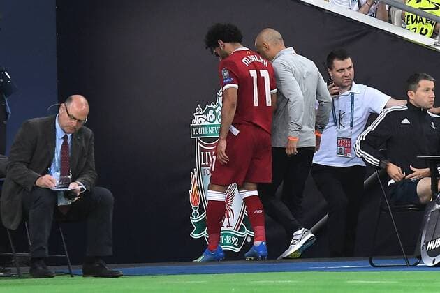 Fußball, CL Finale, Real Madrid - FC Liverpool Fußball Champions League Finale Real Madrid - FC Liverpool am 26.05.2018 im Olympiastadion in Kiew Mohamed Salah ( Liverpool ) muss verletzt das Spielfeld verlassen