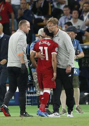 Fußball, CL Finale, Real Madrid - FC Liverpool Jurgen Klopp manager of Liverpool consoles Mohamed Salah of Liverpool during the UEFA Champions League Final match at the NSK Olimpiyskiy Stadium, Kiev. Picture date 26th May 2018. Picture credit should read: David Klein Sportimage EDITORIAL USE ONLY. No use with unauthorised audio, video, data, fixture lists, club league logos or live services. Online in-match use limited to 120 images, no video emulation. No use in betting, games or single club league player publications.