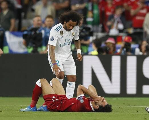 Fußball, CL Finale, Real Madrid - FC Liverpool Marcelo of Real Madrid consoles Mohamed Salah of Liverpool during the UEFA Champions League Final match at the NSK Olimpiyskiy Stadium, Kiev. Picture date 26th May 2018. Picture credit should read: David Klein Sportimage EDITORIAL USE ONLY. No use with unauthorised audio, video, data, fixture lists, club league logos or live services. Online in-match use limited to 120 images, no video emulation. No use in betting, games or single club league player publications.