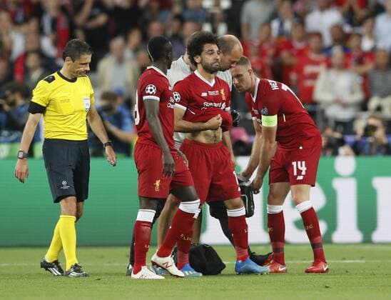 Fußball, CL Finale, Real Madrid - FC Liverpool Mohamed Salah of Liverpool distraught after leaving the pitch injured during the UEFA Champions League Final match at the NSK Olimpiyskiy Stadium, Kiev. Picture date 26th May 2018. Picture credit should read: David Klein Sportimage EDITORIAL USE ONLY. No use with unauthorised audio, video, data, fixture lists, club league logos or live services. Online in-match use limited to 120 images, no video emulation. No use in betting, games or single club league player publications.