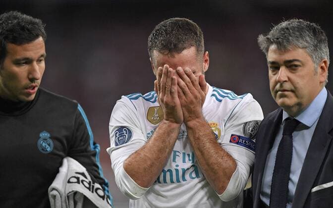 Fußball, CL Finale, Real Madrid - FC Liverpool 26.05.2018, Fussball UEFA Championsleague Finale 2018, Real Madrid - FC Liverpool, im Olympiastadion Kiew (Ukraine). Daniel Carvajal (mi., Real Madrid) weint da er verletzt den Platz verlassen muss