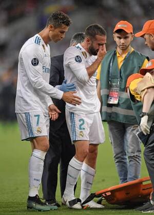 Fußball, CL Finale, Real Madrid - FC Liverpool 26.05.2018, Fussball UEFA Championsleague Finale 2018, Real Madrid - FC Liverpool, im Olympiastadion Kiew (Ukraine). v.l. Cristiano Ronaldo (Real Madrid) tröstet Daniel Carvajal (Real Madrid), der verletzt den Platz verlassen muss