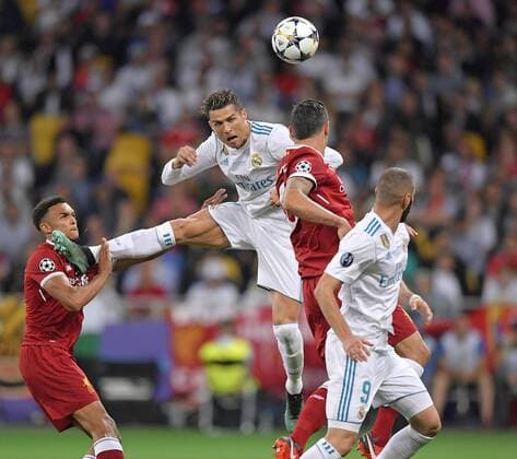 Fußball, CL Finale, Real Madrid - FC Liverpool 26.05.2018, Fussball UEFA Championsleague Finale 2018, Real Madrid - FC Liverpool, im Olympiastadion Kiew (Ukraine). v.l. Trent Alexander-Arnold (FC Liverpool) gegen Cristiano Ronaldo (Real Madrid) und Dejan Lovren (FC Liverpool) , Karim Benzema (Real Madrid)