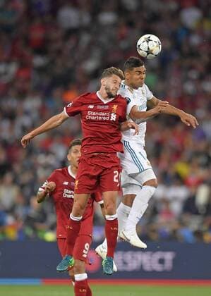 Fußball, CL Finale, Real Madrid - FC Liverpool 26.05.2018, Fussball UEFA Championsleague Finale 2018, Real Madrid - FC Liverpool, im Olympiastadion Kiew (Ukraine). v.l. Adam Lallana (FC Liverpool) gegen Casemiro (Real Madrid)