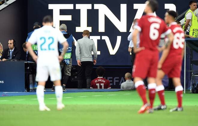 Fußball, CL Finale, Real Madrid - FC Liverpool 2018.05.26 Kijow Kiev Pilka nozna Liga Mistrzow Final Sezon 2017 2018 Real Madryt - Liverpool FC N z Mohamed Salah kontuzja schodzi do szatni Foto Rafal Oleksiewicz PressFocus 2018.05.26 Kijow Kiev Football Champions League Final Season 2017 2018 Mohamed Salah kontuzja schodzi do szatni Credit: Rafal Oleksiewicz PressFocus NEWSPIX.PL --- Newspix.pl  20180526PF_RO0069
